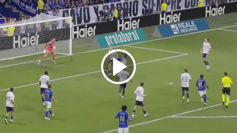 Viñas estuvo a nada del gol de su vida.