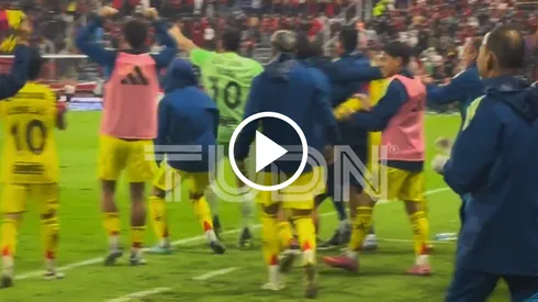 Todos felicitaron a Maxi desde el banquillo.