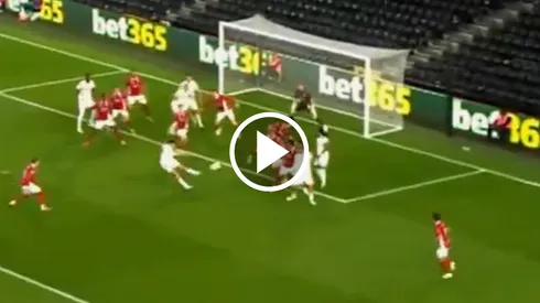 Jiménez la rompe con otro gol en Inglaterra.