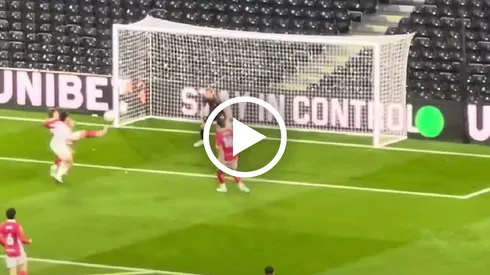 ¿Autogol? El polémico gol de Raúl Jiménez en la Carabao Cup