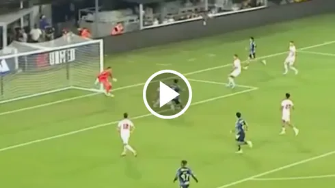 Henry intimidó al defensa rival.