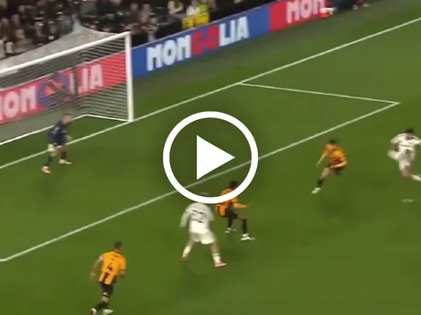 La pirueta en el aire con la que Jiménez ayudó a Fulham a avanzar en Carabao Cup