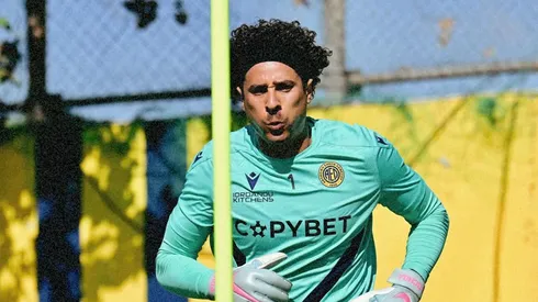 Guillermo Ochoa no se olvidó de un viejo amigo.