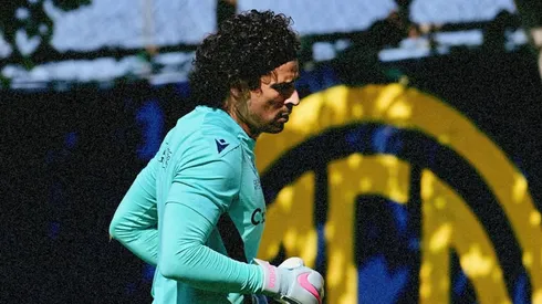 Memo Ochoa recibe noticia inesperada.