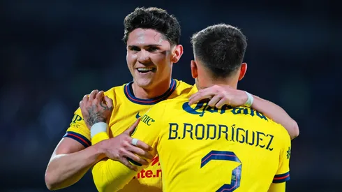 Israel Reyes y Brian Rodríguez, en un partido de Liga MX con el Club América.