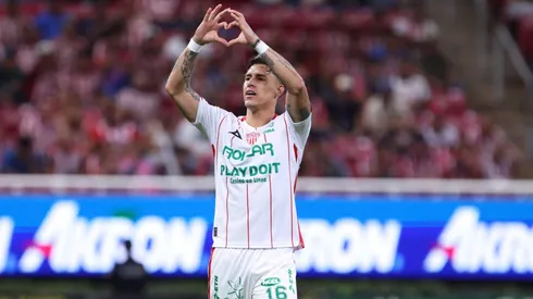 Cristian Calderón celebrando un gol en contra de Chivas. (Getty Images)