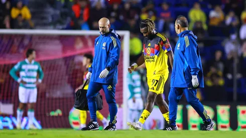 Allan Saint-Maximin saliendo del partido en contra de Santos Laguna, por lesión.