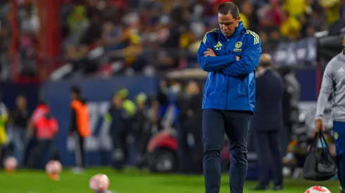 André Jardine dirigiendo un partido de la Liga MX con el Club América.