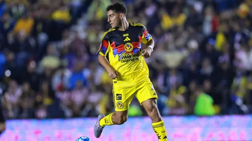 Sebastián Cáceres jugando un partido con el Club América en la Liga MX.
