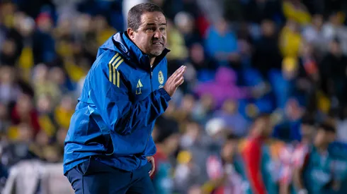 André Jardine dirigiendo un partido del Club América en la Liga MX.