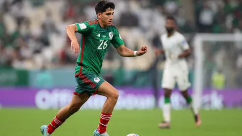 Kevin Álvarez disputando un partido con la Selección Mexicana en el Mundial de Qatar 2022.