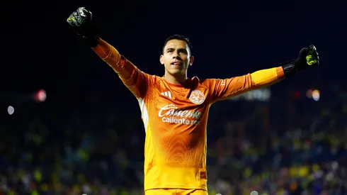Luis Ángel Malagón celebrando un gol del Club América en la Liga MX.