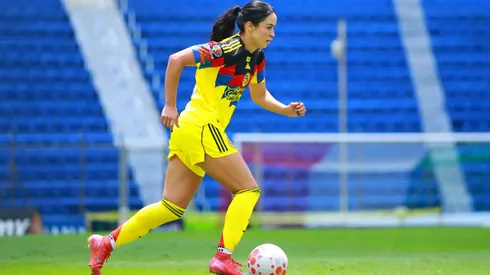 Scarlett Camberos jugando con el Club América Femenil contra Chivas.