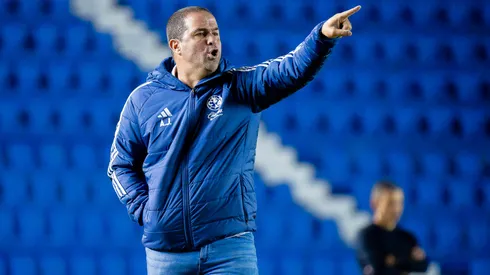 André Jardine dirigiendo un partido del Club América en la cancha del Estadio Ciudad de los Deportes.