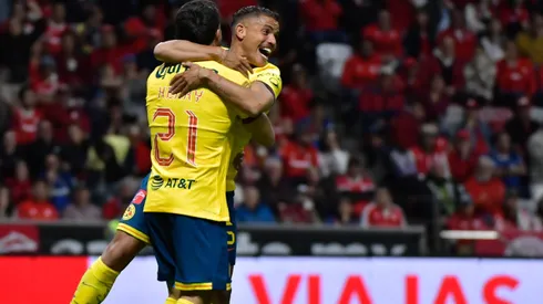 Henry Martín y Jonathan dos Santos en un partido del Club América.