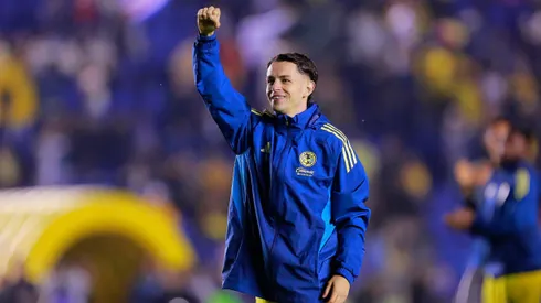 Álvaro Fidalgo saludando a la afición del Club América en el Estadio Ciudad de los Deportes.