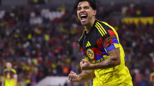 Víctor Dávila celebrando un gol con el Club América en la Liga MX.