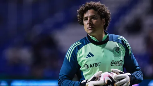 Guillermo Ochoa en un partido de la Selección Mexicana.