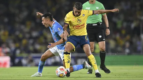 Jonathan dos Santos disputando un balón en un partido de Cruz Azul vs América.