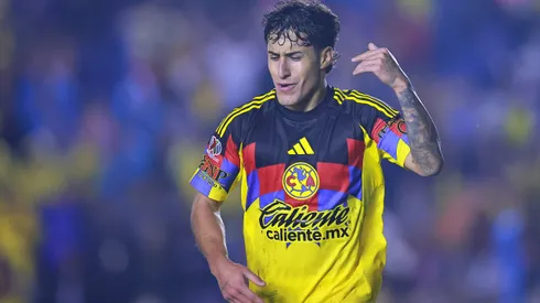 Alejandro Zendejas en un partido de Liga MX con el Club América.