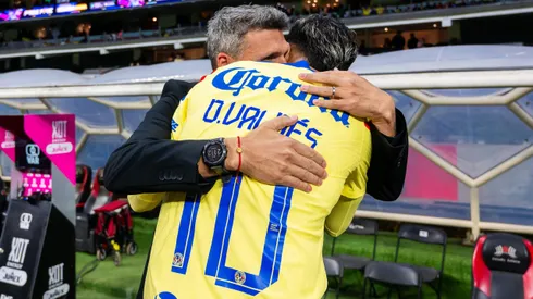 Fernando Ortiz y Diego Valdés, en un partido del Club América en la cancha del Estadio Azteca.
