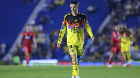 Álvaro Fidalgo en un partido del Club América en la cancha del Estadio Ciudad de los Deportes.