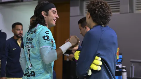 Carlos Acevedo con Guillermo Ochoa previo a un partido de la Liga MX.