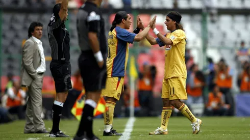 Richard Núñez y Salvador Cabañas en un partido del Club América.