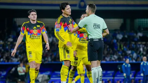 Ramón Juárez reclamandole al árbitro Jesús Rafael López Valle en el América vs Cruz Azul.