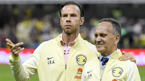 Luis Roberto Alves 'Zague' recibiendo un reconocimiento por el Club América.