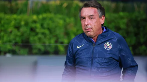 Emilio Azcárraga, viendo un partido del Club América.