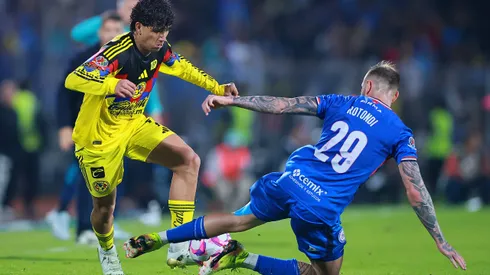 Kevin Álvarez en un partido del Club América en contra de Cruz Azul.
