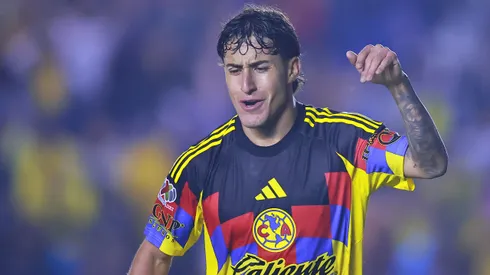 Alejandro Zendejas en un partido de Liga MX con el Club América.