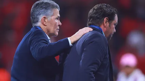 Santiago Baños y Héctor González Inárritu, en un partido de Liga MX del Club América.