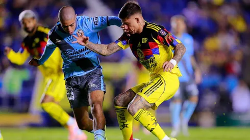 Brian Rodríguez recibiendo un claro manotazo en el área rival.