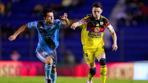 Álvaro Fidalgo disputando un balón en el América vs Puebla.