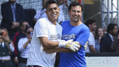 Checo Pérez junto a Oswaldo Sánchez, en un pequeño partido de exhibición.