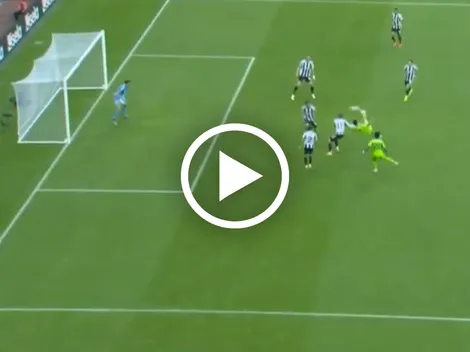 El golazo de chilena que buscó hacer Raúl Jiménez ante Newcastle