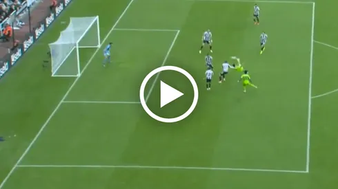 El golazo de chilena que buscó hacer Raúl Jiménez ante Newcastle