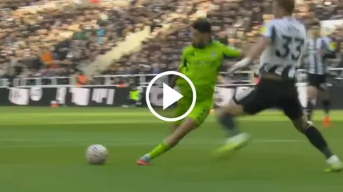 Raúl Jiménez casi marca un golazo ante Newcastle