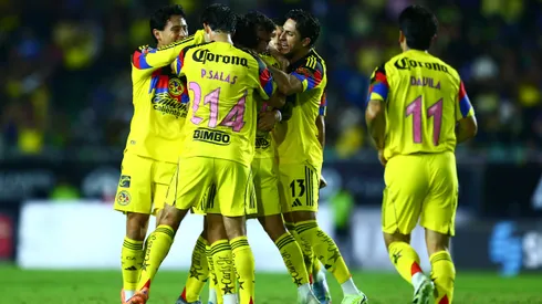 Kevin Álvarez siendo felicitado por sus compañeros luego de su gol vs el Mazatlán FC.