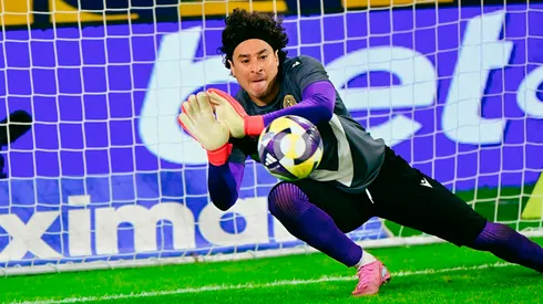 Guillermo Ochoa haciendo una atajada con el AEL Limassol de Chipre.