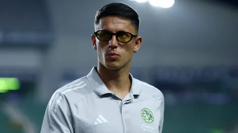 Brian Rodríguez llegando a un partido del Club América de la Liga MX.