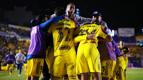 Jugadores del Club América celebrando un gol en el Estadio Ciudad de los Deportes.
