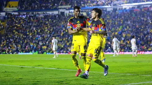 José Zúñiga junto a Alejandro Zendejas, en un partido del Club América en la Liga MX.