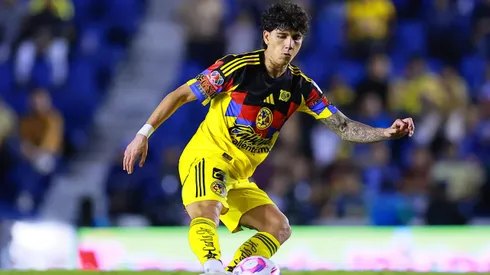 Kevin Álvarez en un partido con el Club América en la Liga MX.