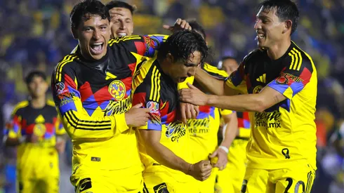 Alan Cervantes, celebrando con sus compañeros del Club América.