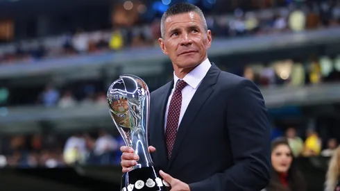 Alfredo Tena en la cancha del Estadio Azteca, levantando un trofeo de campeón.