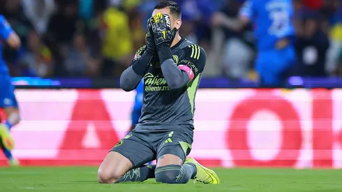Luis Ángel Malagón recibiendo un gol con el Club América en la Liga MX.