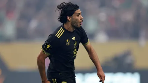 Raúl Jiménez celebrando un gol en un partido de la Selección Mexicana.